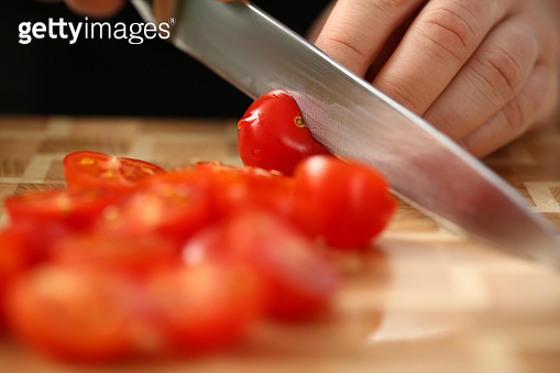 Cook holds knife in hand and cuts on 이미지 (1083284108) - 게티이미지뱅크