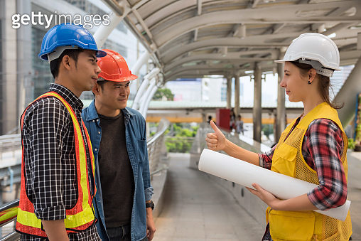 Engineer manager thumb up to team 이미지 (1030921666) - 게티이미지뱅크
