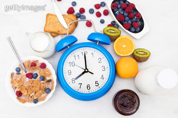 breakfast time, alarm clock and healthy and balanced breakfast 이미지 ...