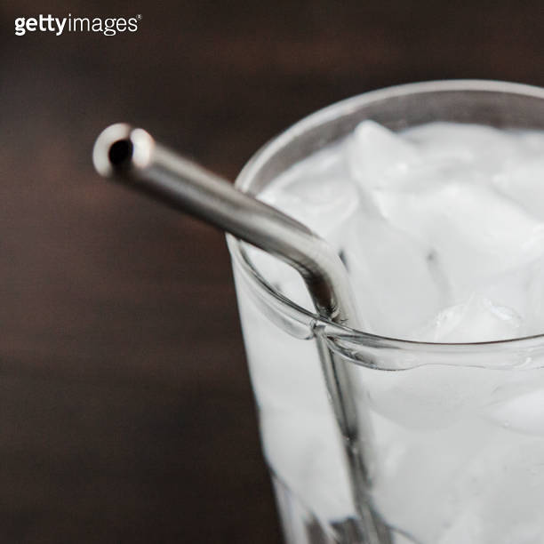 Reusable Metal Drinking Straw in Glass of Ice Water 이미지 (1030590996 ...