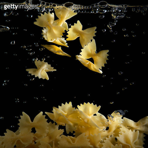 Fresh bow tie pasta is poured into boiling water. 이미지 (953587900) 게티이미지뱅크