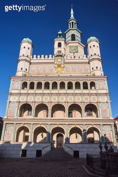 The facade of the Renaissance town hall tower with clock 이미지 ...