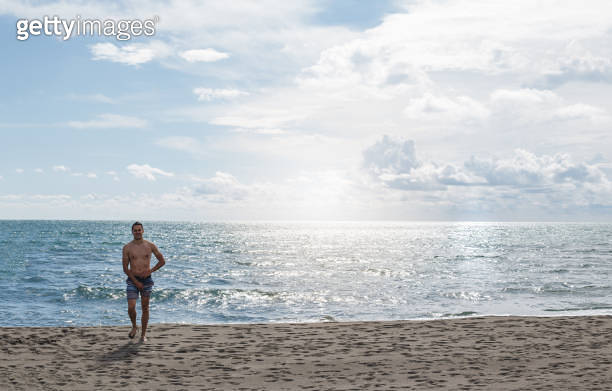 Man running on the beach 이미지 (1157765048) - 게티이미지뱅크