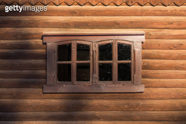 log wall with one centered window 이미지 (1187974469) - 게티이미지뱅크