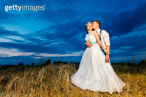 the bride and groom are photographed on the nature 이미지 (1179969568 ...