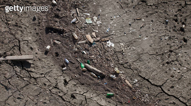 Garbage In Ground garbage an waste in the cracked soil and ground. (1195436305) - 게티이미지뱅크