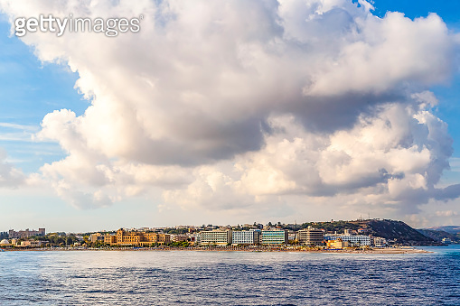 View from the sea to beautiful city of Rhodes. 이미지 (1172299054) - 게티이미지뱅크