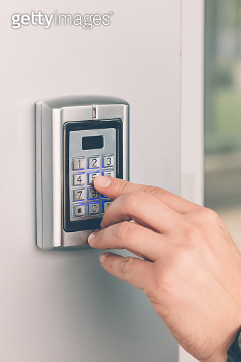 Man hand pressing the security code combination to unlock the door 이미지 ...