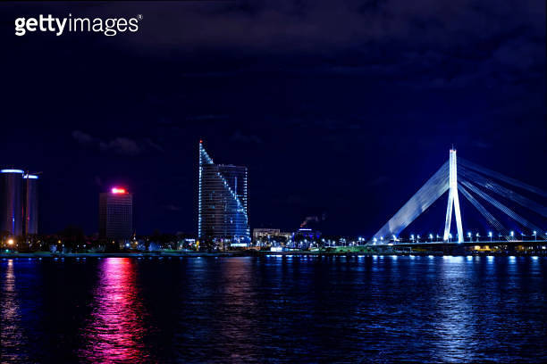 Night urban city lights and buildings near the riverside 이미지 ...