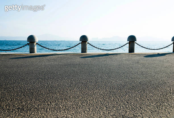 Sidewalk with railing by the sea 이미지 (1183152296) - 게티이미지뱅크