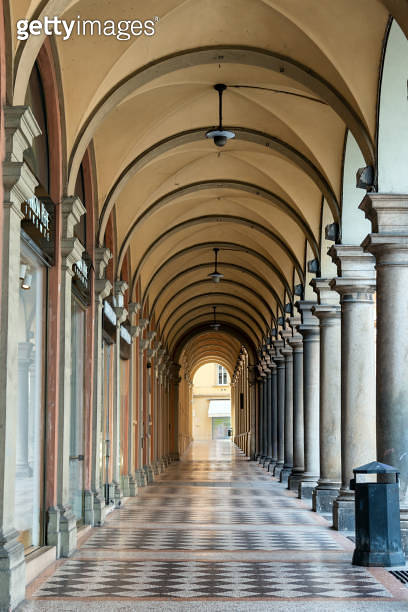 Street scene with colonnade architectural feature in Bologna, Italy 이미지 ...