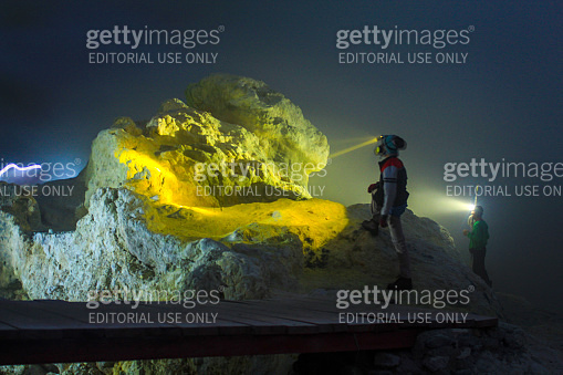 Ljen Blue Fire East Java Blue Fire at Ijen Crater East Java Indonesia (1169079241) - 게티이미지뱅크