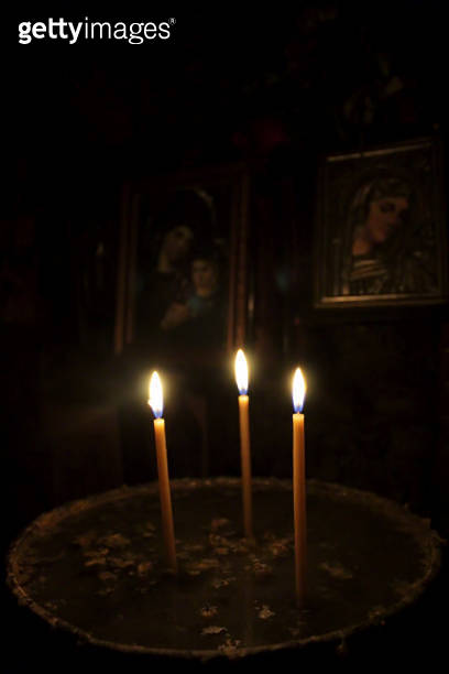 Candles before icons in Greek Orthodox chapel 이미지 (1124617337) - 게티이미지뱅크
