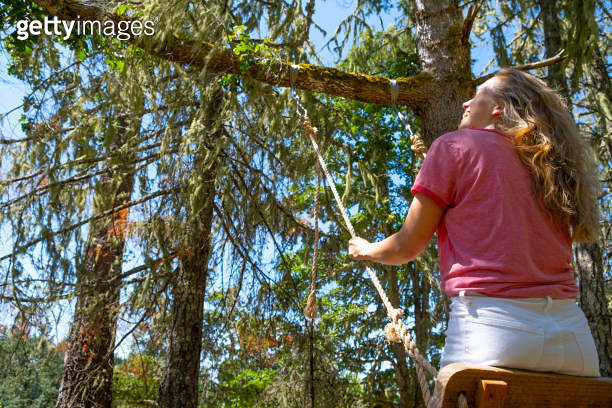 Eugene Oregon Woman Swinging On A Homemade Swing 이미지 (1170628849) - 게티이미지뱅크