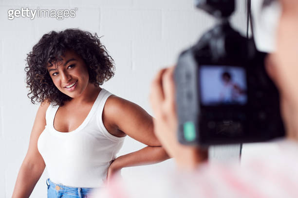 Model Digital Session Model Posing For Female Photographer In Studio Portrait Session 이미지 ...