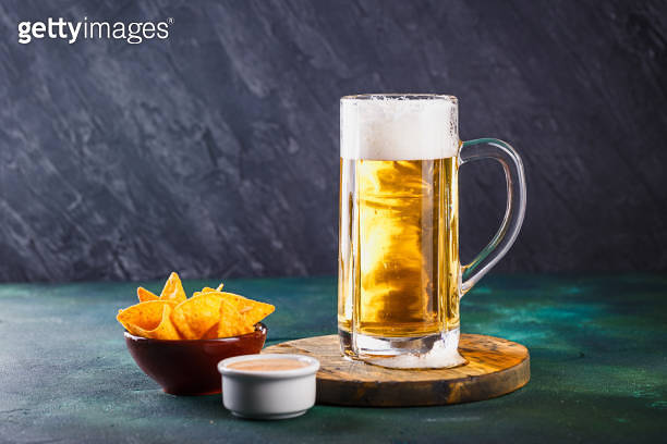 Mug of beer on dark background 이미지 (1171939999) - 게티이미지뱅크