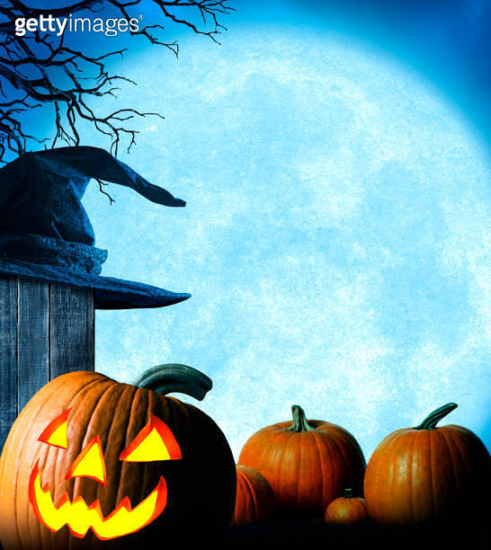 Pumpkins And A Jack O'Lantern Sitting In Front Of Rising Full Moon 이미지 ...