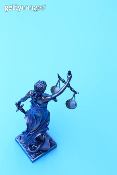Statue Of Lady Justice On Blue Background 이미지 (1140641335) - 게티이미지뱅크