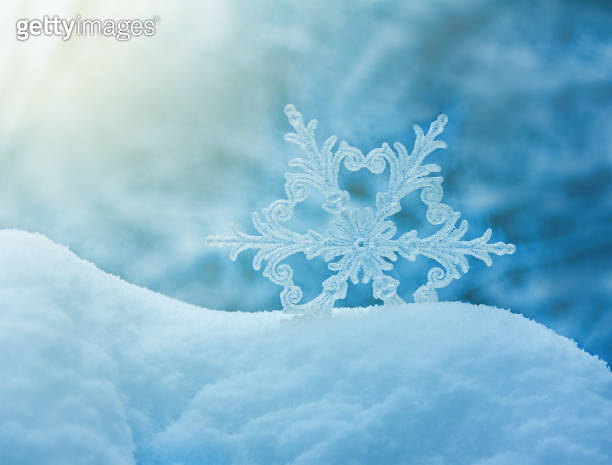 large snowflake in a snowdrift on a blue background closeup 이미지 ...