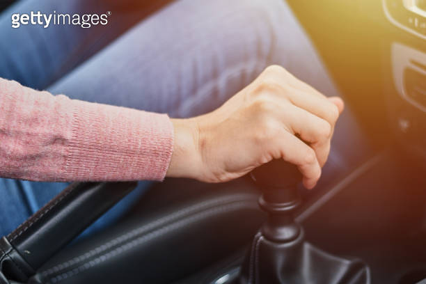 Hand Change Woman driving car. Female hand change speed on the manual gearbox 이미지 ...