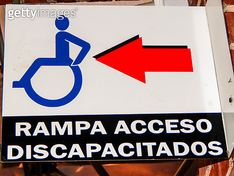 Access ramp for disabled people sign in spanish 이미지 (1142921416) - 게티이미지뱅크