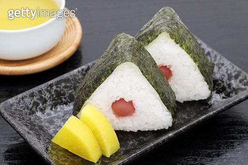 Ell Rice Triangle Onigiri. Rice triangle with nori and umeboshi 이미지 (1159561832) - 게티이미지뱅크