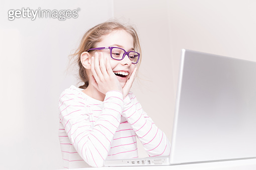 Happy smiling child girl (kid) using laptop computer 이미지 (1149728899 ...