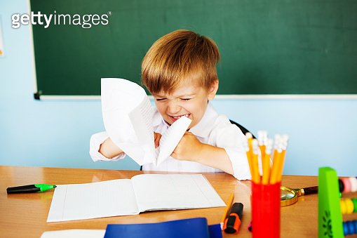 The boy's primary school student fails to solve the school assignment ...