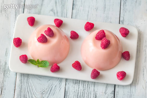 Pink Pudding With Raspberry Dessert puddings with raspberries 이미지 (1175741255) - 게티이미지뱅크