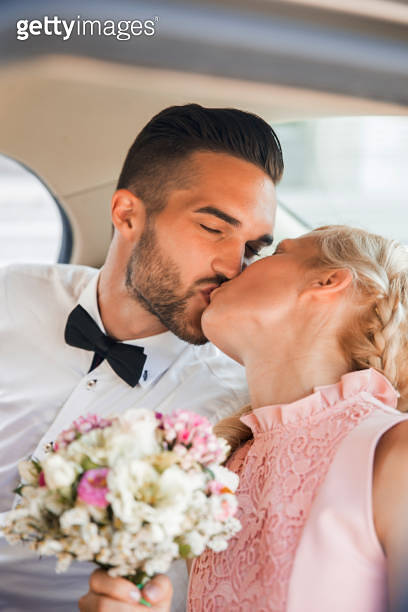 Bridegroom and Bride Kissing in a Car 이미지 (1223357155) - 게티이미지뱅크