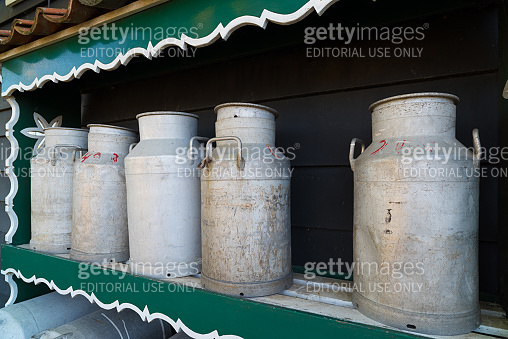 old-fashioned milk cans 이미지 (1217652364) - 게티이미지뱅크