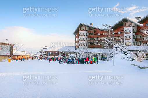 Ski resort Bansko, Bulgaria, people queue (1290080823) - 게티이미지뱅크