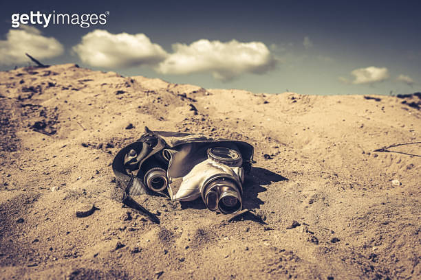 Damaged gas mask in a polluted area by industry (1214221964) - 게티이미지뱅크