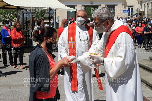 The priest distributes communion to the faithful (1241467471) - 게티이미지뱅크