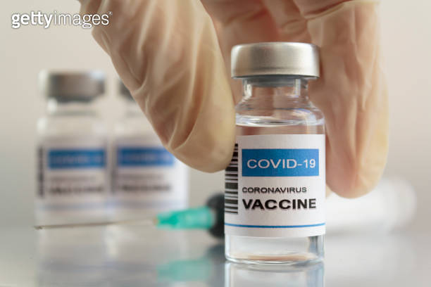 Doctor hand holding laboratory Injection Vial with Covid-19 coronavirus ...