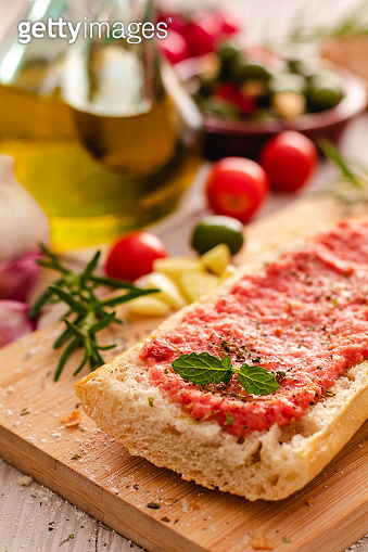 Rustic Toaste rustic bread, tomato and olive oil ready to make toasts 이미지 (1226619417 ...