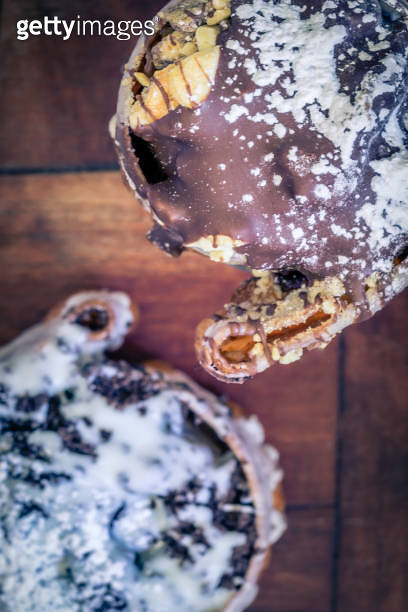 Brown and white chocolate pastry swirls with chocolate sprinkles 이미지 ...