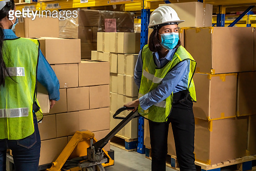 Factory industry worker working with face mask to prevent Covid-19 이미지 ...