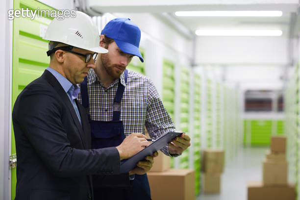 Businessman checking work in storage 이미지 (1204002809) - 게티이미지뱅크