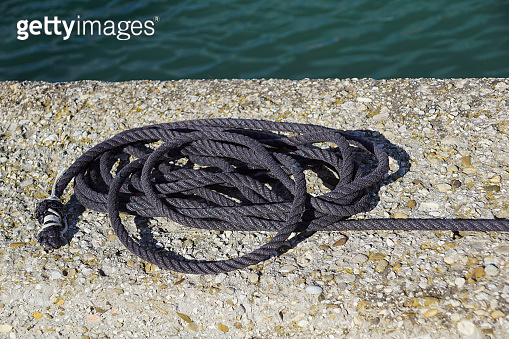 Silling Rope A white sailing rope on a wharf pier 이미지 (1213310824) - 게티이미지뱅크