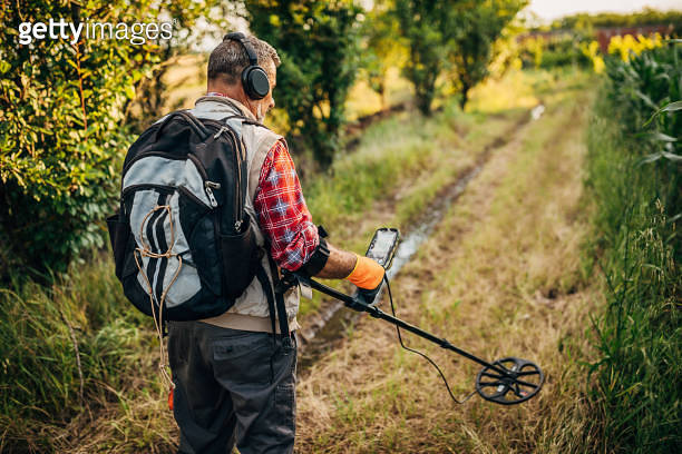 Senior man on a treasure hunt with a metal detector 이미지 (1253835244 ...