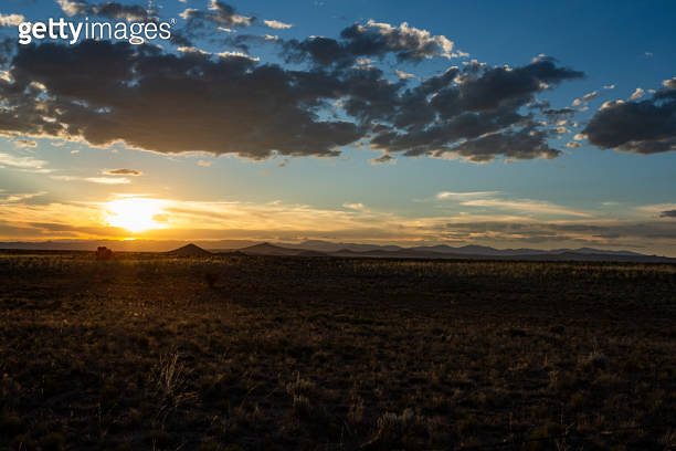 Southwest sunset in the distance with clouds above the horizon 이미지 ...