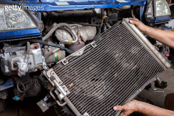 Disassembly of an old and worn car radiator by a mechanic 이미지 ...