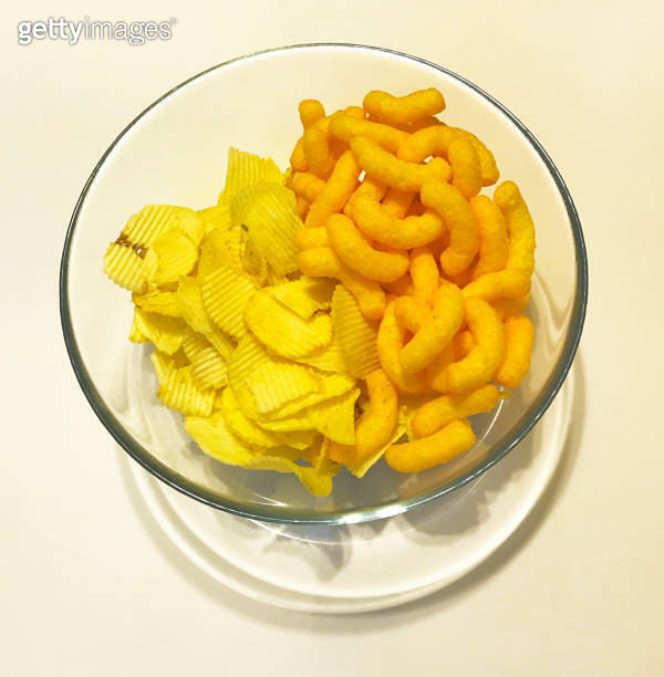 Potato chips in glass bowl isolated 이미지 (1211861521) 게티이미지뱅크