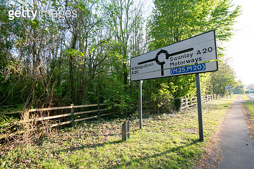 Farningham Motorway Sign in Kent, England (1223935232) - 게티이미지뱅크