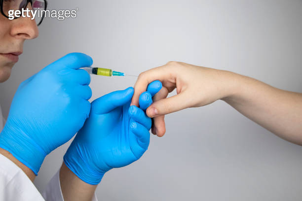 An orthopedic surgeon gives an injection in the finger joint. Treatment ...