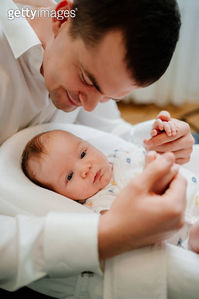 Happy father with young son in a lounger for newborns. father&rsquo;s day 이미지