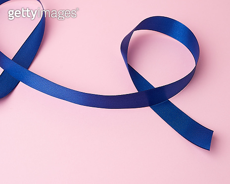 dark blue silk ribbon twisted into loops on a pink background 이미지 ...