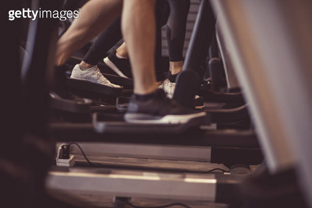Feet in motion on elliptical machine at the gym 이미지 (1207548125) - 게티이미지뱅크