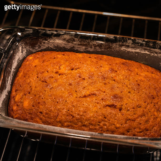 Home baked carrot cake cooling in a glass loaf pan 이미지 (1213074930) 게티이미지뱅크